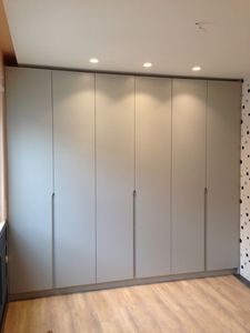 Armoire autoportante minimaliste gris foncé <span class=keywords><strong>avec</strong></span> coiffeuse intégrée, étagères LED – Mobilier de chambre haut de gamme et durable pour maison moderne - Product Image 5