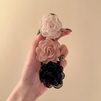 Pince à cheveux en camélia pure et douce, petite taille, nouveau style haut de gamme 2025, pince à cheveux mi-haute pour cheveux fins, pince à cheveux requin