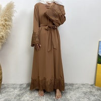 6708 #   Nouvelle Robe Nida Modeste Col Rond Unie avec Applique Florale Élégante et Poches Latérales en Maille Ample et Chic pour Femme Abaya Naturelle