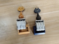 Timbre à rouleau vintage dateur et heureur avec manche en bois motif chat, réglable pour le marquage de date, idéal pour les registres manuels