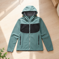 Veste coupe-vent imperméable OEM en softshell avec coutures thermosoudées pour la randonnée, les voyages, les activités de plein air et les occasions décontractées, doublure polaire intérieure, vert noir