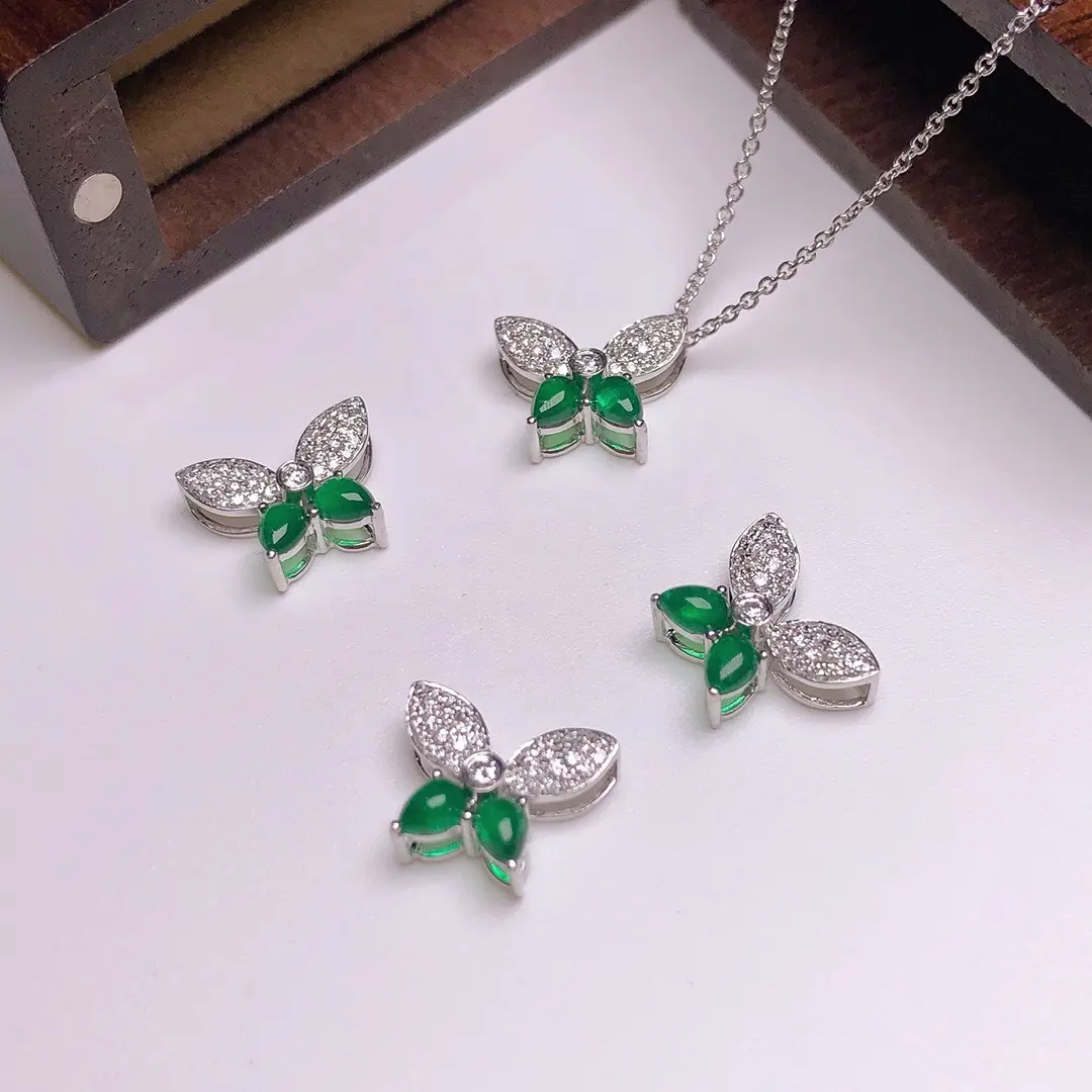 Kalung Berlian Emas 18K Liontin Kupu-kupu Zamrud Rantai Klavikula Mode Bagus untuk Memberikan Hadiah Kepada Pesta untuk Wanita