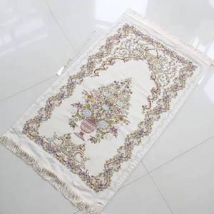 Elegante alfombra de oración islámica de Ramadán de alta gama, portátil y plegable, de 70x120 cm, lavable, de lana/seda, con bordado de seda con diseño floral en forma de cesta. - Product Image 1