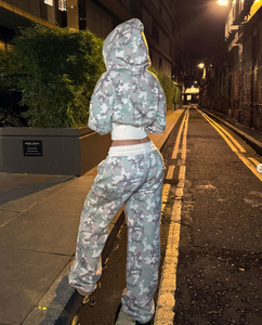 Conjunto de 2 piezas de camuflaje <span class=keywords><strong>Rosa</strong></span> personalizable para mujer, pantalones de chándal recortados con <span class=keywords><strong>capucha</strong></span> y cremallera, pantalones de pierna ancha bordados con <span class=keywords><strong>capucha</strong></span> de invierno - Product Image 3