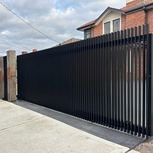Valla de Láminas Verticales con Recubrimiento de Polvo Negro para Jardín de Villa, Paneles de Privacidad y Seguridad Comerciales - Product Image 3