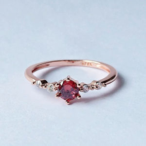 แหวนเงินแท้ 925 ชุบโรเดียม ประดับพลอยทับทิม CZ ทรงเหลี่ยมเล็ก รูปทรงข้าวหลามตัด ได้รับการรับรองจาก IGI เหมาะสำหรับงานแต่งงานและงานปาร์ตี้ - Product Image 2