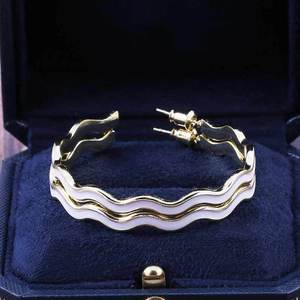 Orecchini Pendenti con Texture Ondulata per Donne, Eleganti Gioielli a Goccia con Effetto Increspato - Product Image 5