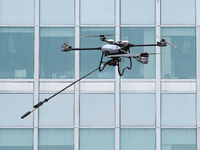 Drone de nettoyage haute pression avec capteur RTK haute précision et anti-collision, pour le nettoyage de fenêtres en hauteur (0-200m)