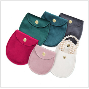 Pochette à bijoux ovale en velours avec bouton-pression pour le rangement des colliers de perles et des boucles d'oreilles - Product Image 1