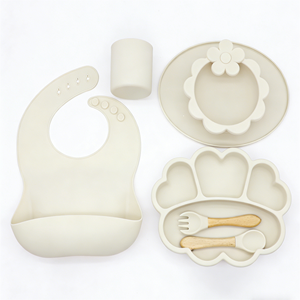 Ensemble d'alimentation pour bébé en <span class=keywords><strong>silicone</strong></span> personnalisé en gros, assiettes à ventouse étanches, bavoir, fourchettes <span class=keywords><strong>et</strong></span> cuillères à manche en <span class=keywords><strong>bois</strong></span> pour tout-petits - Product Image 2