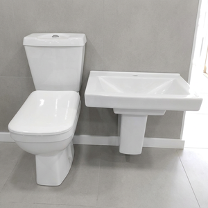 Ensemble de sanitaires en céramique de fabrication indienne, comprenant un WC deux pièces et un lavabo demi-pied. - Product Image 1