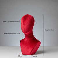 Neu eingetroffener roter Schaufensterpuppenkopf mit samtiger Beschichtung für die Präsentation von Perücken, Hüten und Schals
