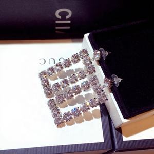 <span class=keywords><strong>Orecchini</strong></span> pendenti di nuova moda da donna <span class=keywords><strong>orecchini</strong></span> lunghi da donna esagerati di colore bianco nero <span class=keywords><strong>orecchini</strong></span> <span class=keywords><strong>rettangolari</strong></span> femminili - Product Image 4