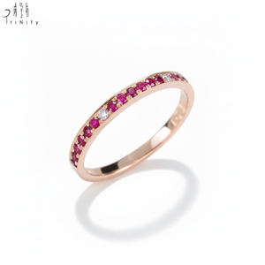Bague minimaliste la plus populaire, fine et brillante, en or rose massif 18 carats, avec rubis naturel et diamants, empilable, type éternité - Product Image 1