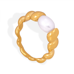 Nouvelle bague en acier inoxydable torsadé plaqué or 18 carats de style vintage de luxe avec perles d'eau douce pour femmes |   Imperméable et résistant à la décoloration - Product Image 1