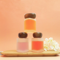 Flacon de parfum en verre de 100 ml avec bouchon à vis triangulaire givré en bois de hêtre, de noyer et de noyer foncé