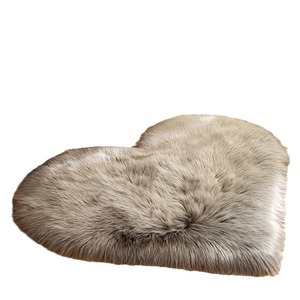 Tappeto Decorativo Multifunzionale a Forma di Cuore in Peluche, Tappetino Antiscivolo, Stile Carino per Ragazze - Product Image 1
