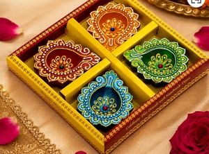 Juego de Diyas de Arcilla Hechos a Mano Kumkum para Diwali, Portavelas Decorativos Tradicionales en Colores Rojo, Verde y Naranja para Uso en Interiores - Product Image 3