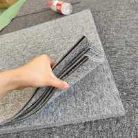 Dalles de moquette carrées 50x50 en PVC pelucheux insonorisantes à bas prix pour bureaux et revêtements de sol commerciaux de luxe