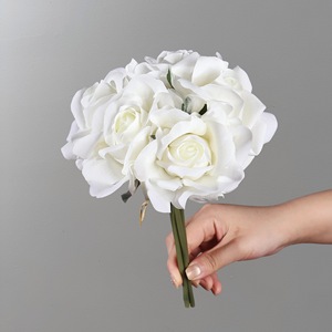 Bouquet de roses artificielles Meng Jie en soie, toucher réel, fleurs de mariage - Product Image 1