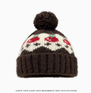 Bonnet en laine style Fair Isle avec pompon cerise mignon pour femme, bonnet tricoté confortable et polyvalent avec protection pour les oreilles pour l'automne et l'hiver - Product Image 2