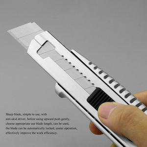 Couteau utilitaire à verrouillage automatique personnalisable OEM de 18mm, lame en acier inoxydable, poignée coussinée en aluminium moulé sous pression pour les projets de bricolage - Product Image 6