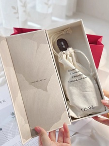 Boîte magnétique de luxe personnalisée avec logo, doublée d'éponge de 2 mm, pour ensemble de brosses à cheveux en bois de santal et peigne de massage spécial pour femmes - Product Image 1