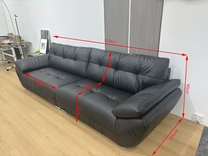 Divano <span class=keywords><strong>in</strong></span> Pelle PU di Lusso Leggero con Schienale Trapuntato a Diamante, Lati a V, Braccioli Larghi Curvi, Nero Moderno a 3 Posti per Soggiorno - Product Image 2