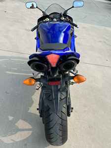 Ya está disponible la <span class=keywords><strong>Yamaha</strong></span> YZF-R1. Está equipada con un motor de 1000cc, cuatro cilindros, refrigerado por agua, con inyección electrónica de combustible (EFI). 2008 - Product Image 2