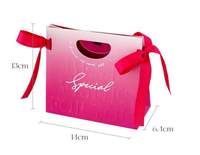 Boîte à bonbons personnalisée avec poignée de transport, pelliculage mat, gaufrage, revêtement UV, ruban violet et nœud, emballage cadeau pour friandises