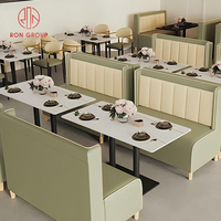Ensemble de mobilier de restaurant commercial, cadre beige, canapé en cuir vert, banquette avec table carrée en marbre et pieds en métal pour café