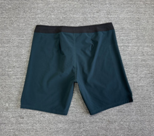 Shorts de sport pour homme à séchage rapide, gris uni, taille élastique, mi-longueur, en nylon et élasthanne tricoté, shorts de boxe, boardshorts - Product Image 6