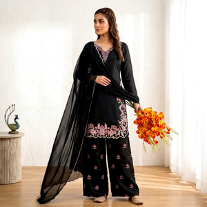 Ensemble Kurta en coton noir brodé avec motif floral, coupe ample, style traditionnel indien pakistanais, tenue décontractée, longueur cheville - Product Image 1