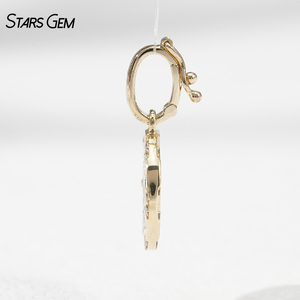 Pendentif de luxe unisexe en or jaune 10K avec breloque Lucky Seven et jeton de poker serti de diamants de laboratoire, idéal pour le quotidien - Product Image 2