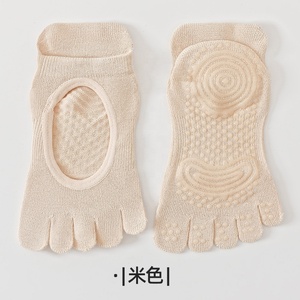 Chaussettes de yoga et de Pilates durables à cinq doigts avec sangle croisée, design à orteils exposés pour un confort optimal, portables et ajustables pour un maintien parfait - Product Image 5