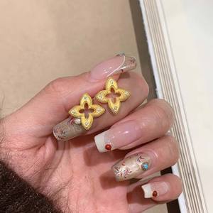 Boucles d'oreilles clous trèfle à quatre feuilles plaqué or de luxe, zircon texturé vintage, motif fleur porte-bonheur pour soirée - Product Image 1