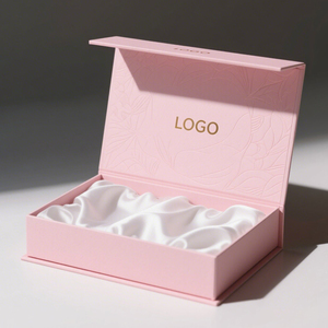 Boîte d'emballage de perruque personnalisée de luxe avec doublure en satin et fermeture magnétique pour une présentation élégante de l'extension de cheveux en cadeau - Product Image 1