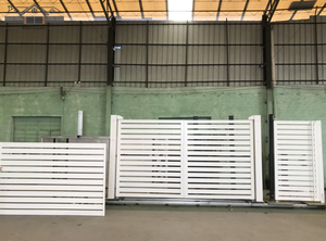 ประตูสวิงสีขาวแบบอัตโนมัติประตูท้ายรถแบบแกว่งคู่ดีไซน์ประตูอะลูมิเนียม - Product Image 2