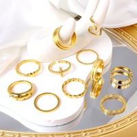 Vente en gros de bagues de couple en acier inoxydable plaqué or 18 carats, élégantes et robustes, pour un usage quotidien