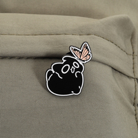 Broches en émail de chats noirs chassant des papillons, chat amusant et joyeux, broche pour vêtements, badge de revers, bijoux, cadeau en gros