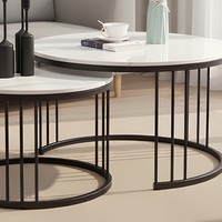 Table basse en pierre frittée marbrée, table gigogne ronde ambre, structure en métal doré, mobilier de salon
