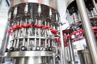 Machine automatique écologique haute productivité 220V 2000 bph pour le rinçage, le remplissage et le bouchage à chaud des jus, pour ligne d'embouteillage de boissons
