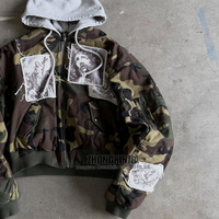 Blouson bomber à capuche personnalisé OEM & ODM, sérigraphié, lavage enzymatique, style vintage vieilli, patchwork camouflage, fermeture éclair
