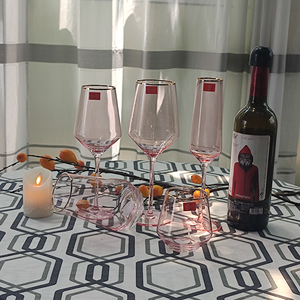 Copas de Vino Rosadas con Borde Dorado, Elegantes y Modernas, Diseño de Flauta de Vidrio Soplado a Mano para Fiestas y Decoración de Bodas - Product Image 3