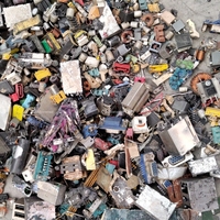Machine de démontage de circuits imprimés pour la séparation des composants électroniques des déchets de circuits imprimés