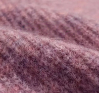 Fil de laine mousseux 58% ACRYLIC 33% POLYESTER 19% VISCOSE, fil teint et brossé, alliant chaleur, résistance, écologie, extensibilité, couture