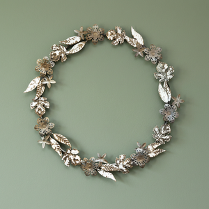 Guirnalda Decorativa Metálica Hecha a Mano, Estilo Clásico Redondo, Adorno Navideño para Colgar en la Pared con Hojas y Flores (Sin Iluminación) - Product Image 3