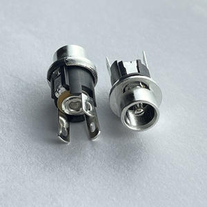 Conector de Alimentación de Audio DC025 |   Conector Metálico sin Tornillos de 5.5X2.1mm |   180 °   Conector Vertical de 3 Pines |   Fuente de Alimentación 24V 3A con Protección EMI para Audio Profesional - Product Image 1