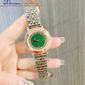 Montre-bracelet analogique à quartz minimaliste de luxe pour femmes, petite taille, boîtier carré en acier inoxydable doré, technologie Miyota - Product Image 2