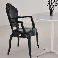 Chaise de salle à manger de couleur noire, nouveau design moderne, bon marché, en plastique, vente en gros